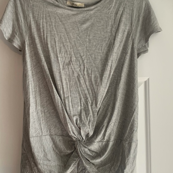 Solid knit top with front twisted knot 👚 - Picture 1 of 4